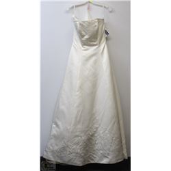 SIZE 10 NEW EMBROIDERED WEDDING GOWN WITH TRAIN
