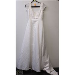 SIZE 8 NEW QUARTER SLEEVE BEADED TOP WEDDING GOWN