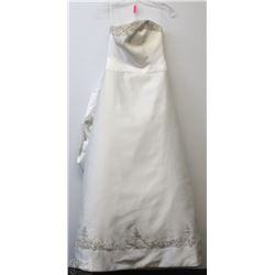 SIZE 8 NEW ELEGANT WEDDING GOWN WITH BEADED