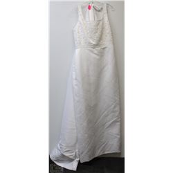 SIZE 12 NEW WHITE WEDDING GOWN W/ REMOVABLE TRAIN