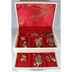WHITE LADIES JEWLRY BOX WITH JEWELRY INCL