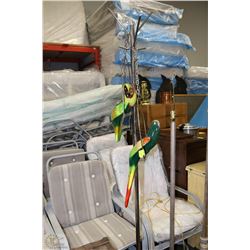 DOUBLE TUCAN ORNAMENTS WITH STAND