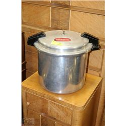 EXTRA LARGE PRESTO PRESSURE COOKER