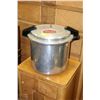 Image 1 : EXTRA LARGE PRESTO PRESSURE COOKER