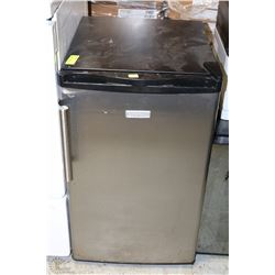 CUISINART BAR FRIDGE NO SHELF