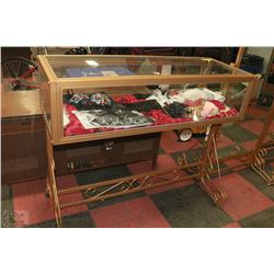 GOLD COLORED LOCKING SHOWCASE WITH KEY