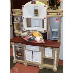 STEP 2 KIDS KITCHEN SET WITH BURNER THAT LIGHTS UP