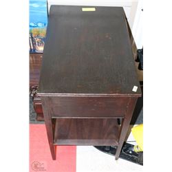 DEILKRAFT FINE FURNITURE SIDE TABLE