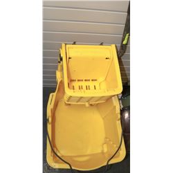 COMMERCIAL RUBBERMAID MOP BUCKET AND STRAINER