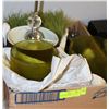 Image 1 : BOX OF SHOWHOME DÉCOR ITEMS AND PENDANT LIGHT