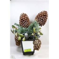 CHRISTMAS MIRROR CENTERPIECE