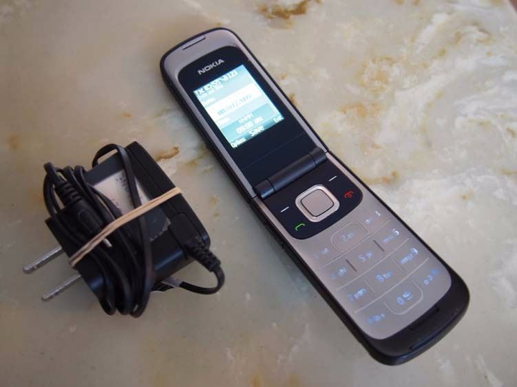 Working Nokia Flip Phone W/ Charger