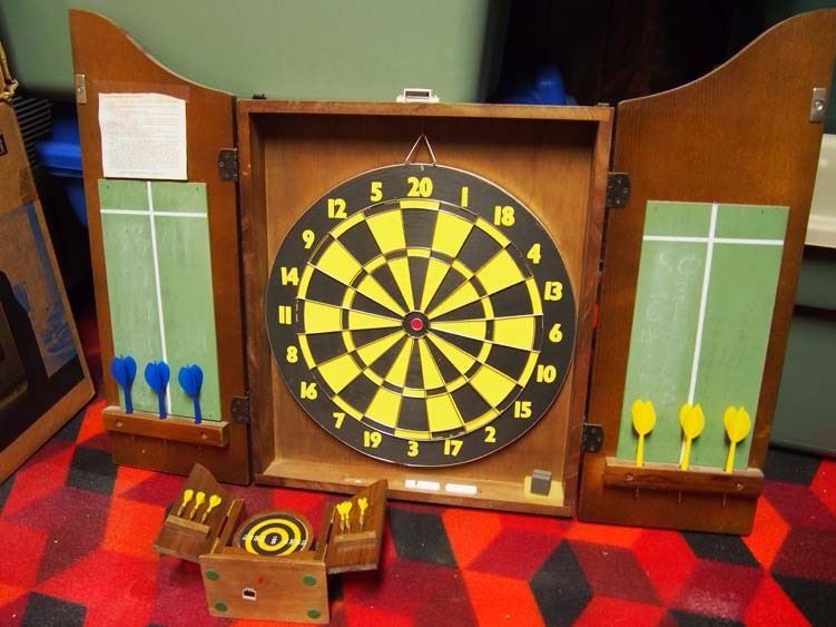 Kings Head Pub & Lodging Dart Board With Darts And Matching Coaster Set