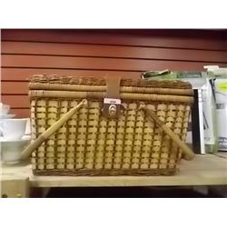 WICKER PICNIC BASKET