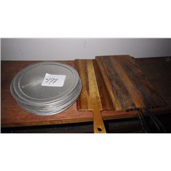 2 PIZZ PANS AND 3 CUTTING BOARDS