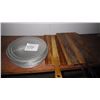 Image 1 : 2 PIZZ PANS AND 3 CUTTING BOARDS