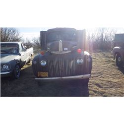 1942 FORD 2 TON TRUCK, 239 FLATHEAD V8, MOTOR TURNS, MANUAL HOIST, BODY GOOD