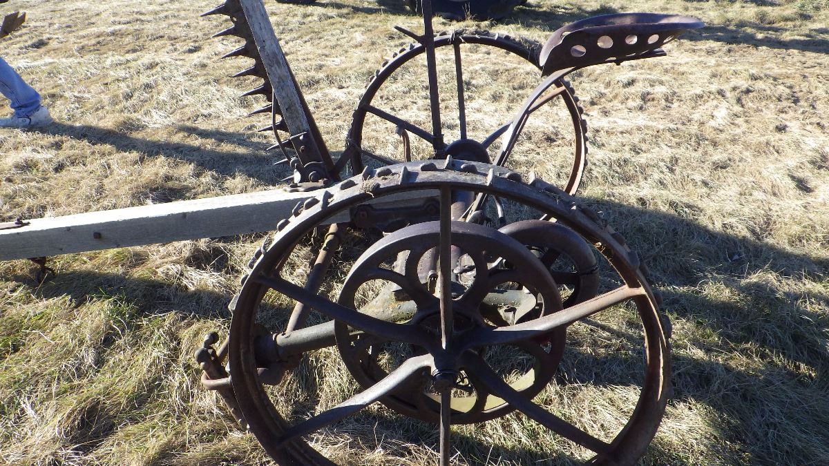 FROST AND WOOD ANTIQUE HORSE DRAWN 5' SICKLE MOWER HORSE DRAWN SICKLE MOWER