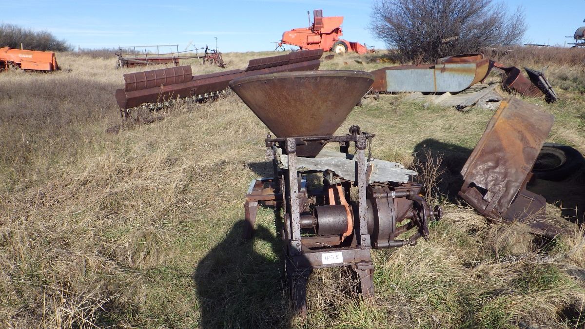 MASSEY HARRIS ANTIQUE GRAIN GRINDER
