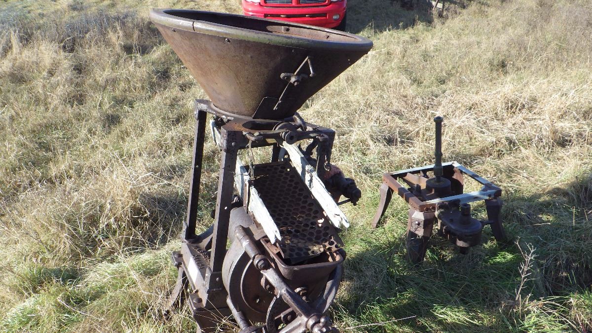 MASSEY HARRIS ANTIQUE GRAIN GRINDER