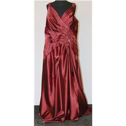 BURGUNDY PLUS SIZE SEQUINED STRAP GOWN