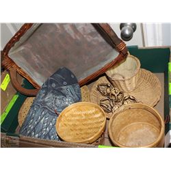 LOT WITH WICKER BASKETS AND A MASK
