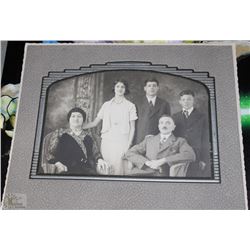 PHOTO OF HITLER FAMILY