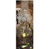 Image 1 : GLASS OIL LANTERN