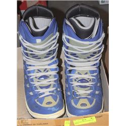 PAIR OF RIDE MEN'S SNOWBOARD BOOTS -