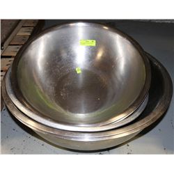 LOT OF STAINLESS BOWLS AND COLANDER