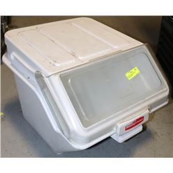 MEDIUM RUBBERMAID DRY INGREDIENT BIN