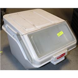 MEDIUM RUBBERMAID DRY INGREDIENT BIN