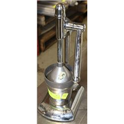 VINTAGE ORANGE JUICE SQUEEZER
