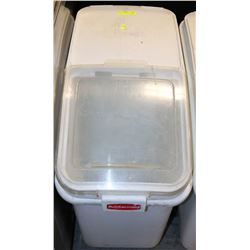 RUBBERMAID DRY INGREDIENT BIN