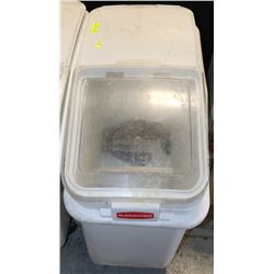 RUBBERMAID DRY INGREDIENT BIN