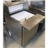 Image 1 : TRUE TSSU27-12M REFRIGERATED PREP TABLE
