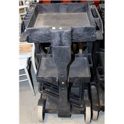 RUBBERMAID JANITORIAL CLEANING CART