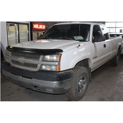 2004 CHEVROLET 2500HD SILVERADO 4X4 LS