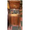 Image 1 : ANTIQUE VICTROLA PHONOGRAPH