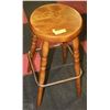Image 1 : SOLID WOOD BAR STOOL W/FOOTRAIL -