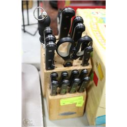 18-PC FARBERWARE KNIFE SET IN WOOD