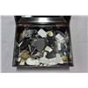 Image 2 : EASTERN LACQUER BOX WITH COLLECTIBLES AND JEWELLRY