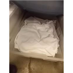 BOX OF LINEN WHITE NAPKINS IN TOTE