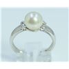Image 1 : 18K W/G PEARL AND DIAMOND RING/2.10 GRAMS/BAGUETTE DIAMOND 0.04CT/PEARL 7.70 Mm