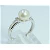 Image 2 : 18K W/G PEARL AND DIAMOND RING/2.10 GRAMS/BAGUETTE DIAMOND 0.04CT/PEARL 7.70 Mm