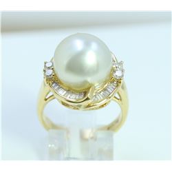 18K Y/G SOUTH SEA PEARL AND DIAMOND RING/8.3 Grams/BAGUETTE DIAMOND 0.66CT/ROUND DIAMOND 0.24CT/ PEA