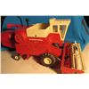 Image 2 : IH 915 Combine w/ straight head 1/64 scale