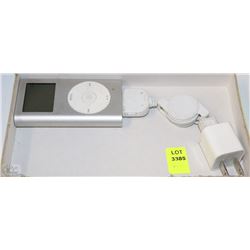 4 GB APPLE IPOD INCL. RETRACTABLE POWER