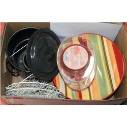 BOX WITH 4 PASTA BOWLS AND 2 PLATES, HANGING WIRE