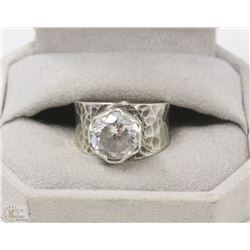 STERLING SILVER HAMMERED RING WITH STONE
